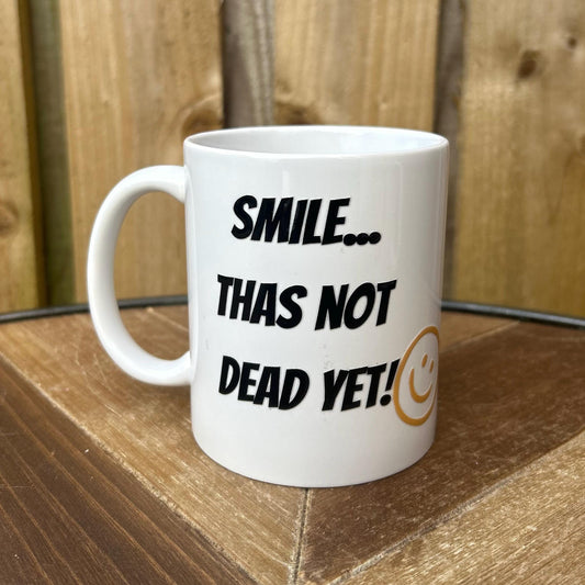 Smile, Thas Not Dead Yet – Funny Yorkshire Saying Mug – Quirky Gift for Yorkshire Fans, Friends, Family or Work Colleagues